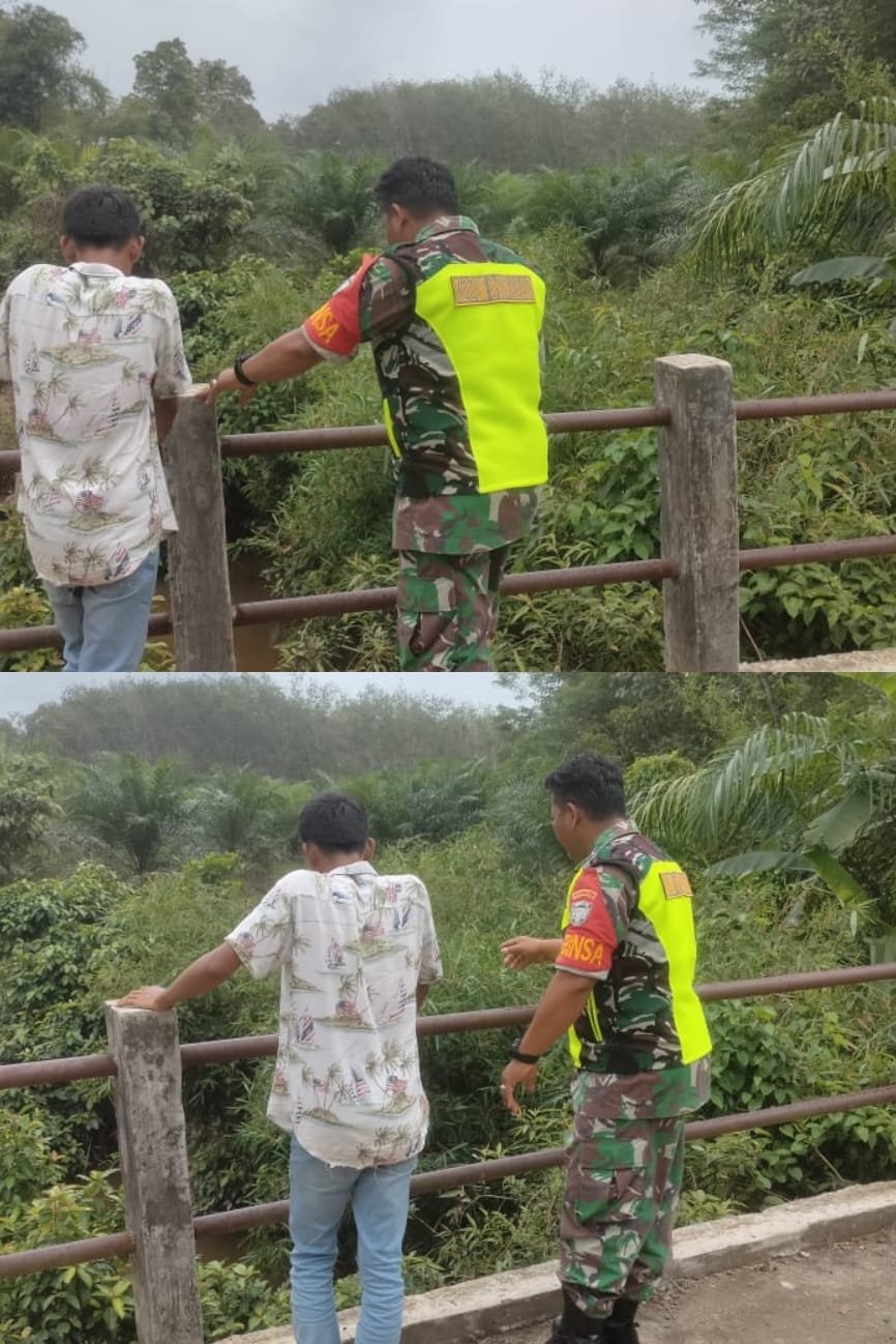 Babinsa Koramil 11/WT Ajak Warga Aceh Barat Jaga Kebersihan Sungai dari Sampah