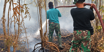 SATGAS KARHUTLA KODAM XXII/TB LAKUKAN PEMADAMAN DAN PENDINGINAN DI KECAMATAN BUKIT BATU