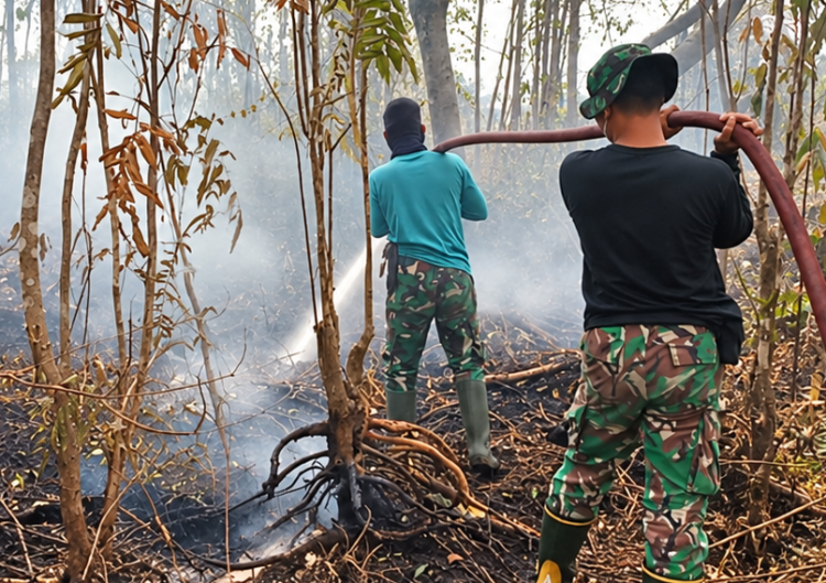 SATGAS KARHUTLA KODAM XXII/TB LAKUKAN PEMADAMAN DAN PENDINGINAN DI KECAMATAN BUKIT BATU