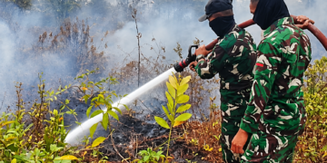 TIM SATGAS KARHUTLA KODAM XXII/TB LAKUKAN PEMADAMAN DAN PENDINGINAN DI KELURAHAN BUKIT TUNGGAL