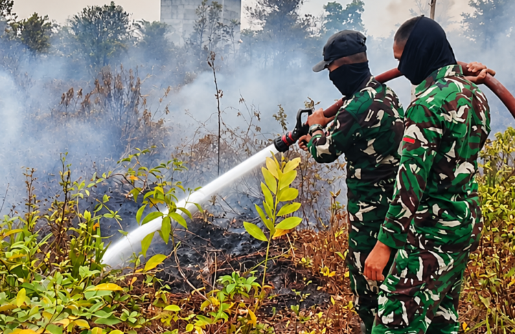 TIM SATGAS KARHUTLA KODAM XXII/TB LAKUKAN PEMADAMAN DAN PENDINGINAN DI KELURAHAN BUKIT TUNGGAL