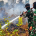 TIM SATGAS KARHUTLA KODAM XXII/TB LAKUKAN PEMADAMAN DAN PENDINGINAN DI KELURAHAN BUKIT TUNGGAL