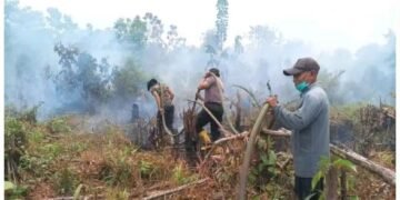 BABINSA KORAMIL 1011-08/MENTANGAI BERSAMA INSTANSI TERKAIT PADAMKAN KARHUTLA