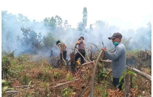 BABINSA KORAMIL 1011-08/MENTANGAI BERSAMA INSTANSI TERKAIT PADAMKAN KARHUTLA