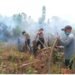 BABINSA KORAMIL 1011-08/MENTANGAI BERSAMA INSTANSI TERKAIT PADAMKAN KARHUTLA