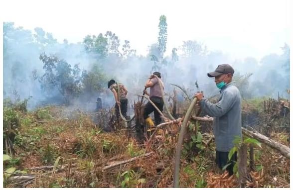 BABINSA KORAMIL 1011-08/MENTANGAI BERSAMA INSTANSI TERKAIT PADAMKAN KARHUTLA