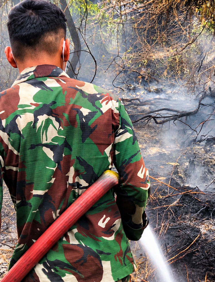 TIM SATGAS KARHUTLA KODAM XXII/TB TERUS LAKUKAN PENDINGINAN DI JALAN TJILIK RIWUT KM 18 PALANGKA RAYA