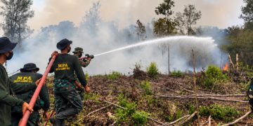 TIM SATGAS KARHUTLA KODAM XXII/TB BESERTA RELAWAN TERUS LAKUKAN PEMADAMAN API DI KELURAHAN BUKIT LITI KEC. KAHAYAN TENGAH