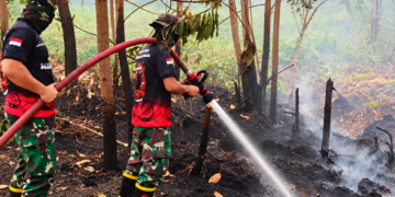 TIM SATGAS KARHUTLA KODAM XXII/TB MASIH TERUS LAKUKAN PENDINGINAN DI JALAN TALAWANG RAYA