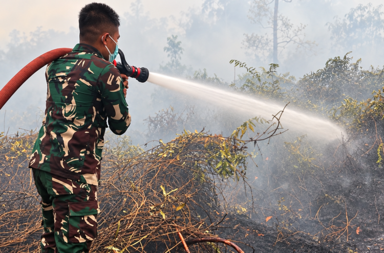 TIM SATGAS KARHUTLA KODIM 1011/KLK MASIH TERUS LAKUKAN PEMADAMAN DI DESA TANJUNG TARUNA