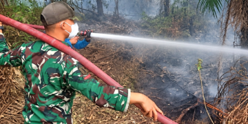 TIM KARHUTLA KODAM XXII/TB BERSAMA RELAWAN PADAMKAN API DI DESA MARANG