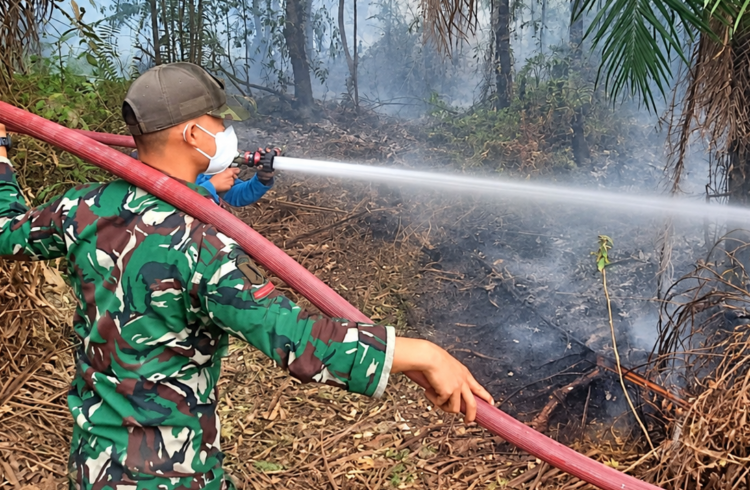 TIM KARHUTLA KODAM XXII/TB BERSAMA RELAWAN PADAMKAN API DI DESA MARANG