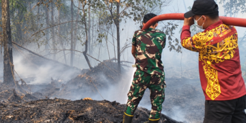 TIM KARHUTLA KODAM XXII/TB BERSAMA RELAWAN TERUS BERJUANG PADAMKAN API DI BUKIT RAWI