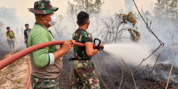 TIM KARHUTLA KODAM XXII/TB BERSAMA WARGA BAHU MEMBAHU PADAMKAN API DI KELURAHAN BUKIT BATU