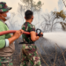 TIM KARHUTLA KODAM XXII/TB BERSAMA WARGA BAHU MEMBAHU PADAMKAN API DI KELURAHAN BUKIT BATU