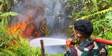 TIM KARHUTLA KODAM XXII/TB PADAMKAN API DAN LAKUKAN PENDINGINAN DI JL. TJILIK RIWUT KM 17 KELURAHAN MARANG