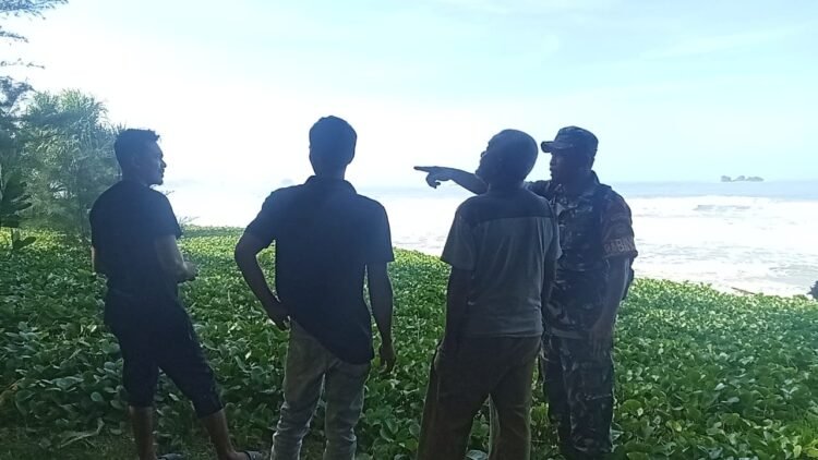 Dari Patroli Pesisir, Babinsa Setia Bakti Petakan Potensi Risiko di Perairan Lhok Gelumpang
