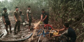 ZIDAM XXII/TB BANGUN SUMUR BOR DI TUMBANG NUSA DUKUNG PENANGANAN KARHUTLA