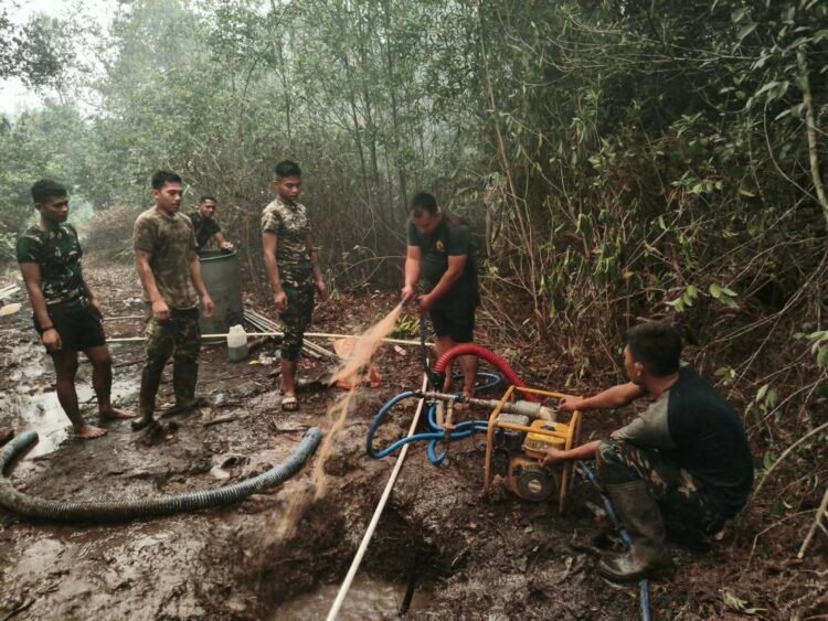 ZIDAM XXII/TB BANGUN SUMUR BOR DI TUMBANG NUSA DUKUNG PENANGANAN KARHUTLA