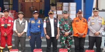 PANGDAM XXII/TB BERSAMA KEPALA BNPB DAN MENHUT SERAHKAN BANTUAN KEPADA RELAWAN KARHUTLA DI KAPUAS