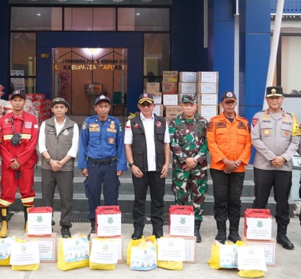 PANGDAM XXII/TB BERSAMA KEPALA BNPB DAN MENHUT SERAHKAN BANTUAN KEPADA RELAWAN KARHUTLA DI KAPUAS