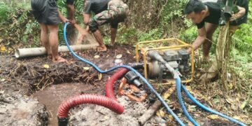 DUKUNG PENANGANAN KARHUTLA, ZIDAM XXII/TB TERUS BANGUN SUMUR BOR DI TUMBANG NUSA