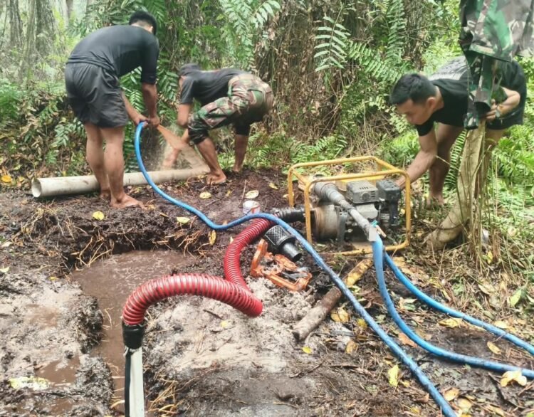 DUKUNG PENANGANAN KARHUTLA, ZIDAM XXII/TB TERUS BANGUN SUMUR BOR DI TUMBANG NUSA