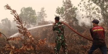 TIM KARHUTLA KODAM XXII/TB BESERTA RELAWAN MASIH PADAMKAN API DI KELURAHAN BUKIT TUNGGAL