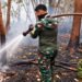 TIM SATGAS KARHUTLA KODIM 1011/KLK BESERTA RELAWAN LAKUKAN PEMADAMAN DAN PENDINGINAN DI DESA TJ. TARUNA