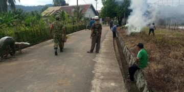Bahu Jalan Desa Meunasah Weh Dipenuhi Rumput dan Sampah, Warga Bergerak Membersihkan