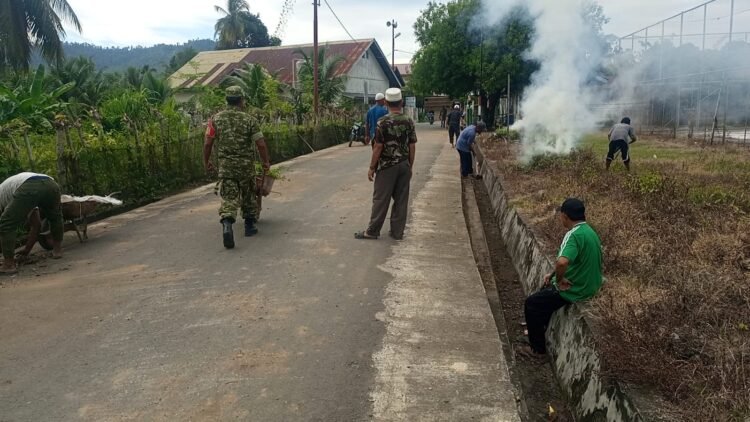 Bahu Jalan Desa Meunasah Weh Dipenuhi Rumput dan Sampah, Warga Bergerak Membersihkan
