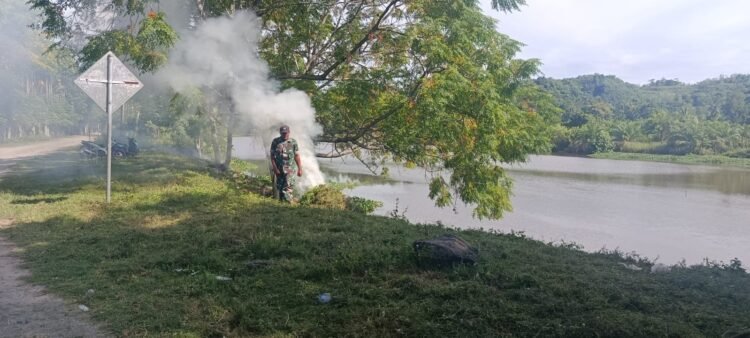 Lingkungan Tempat Ibadah Dibersihkan, Gotong Royong Warnai Aktivitas Warga Sawang