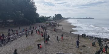 Menyambut HUT TNI, Korem 012/Teuku Umar Ajak Masyarakat Rawat Kebersihan Pantai