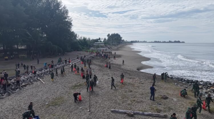 Menyambut HUT TNI, Korem 012/Teuku Umar Ajak Masyarakat Rawat Kebersihan Pantai