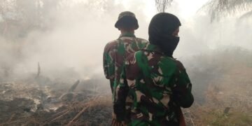 TIM SATGAS KARHUTLA YONIF TP 830/IM TERUS LAKUKAN PENDINGINAN DI JALAN TJILIK RIWUT KM 17 PALANGKARAYA