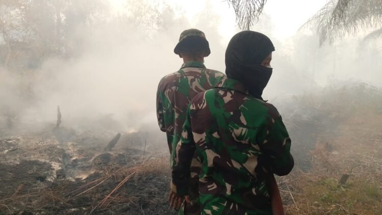 TIM SATGAS KARHUTLA YONIF TP 830/IM TERUS LAKUKAN PENDINGINAN DI JALAN TJILIK RIWUT KM 17 PALANGKARAYA
