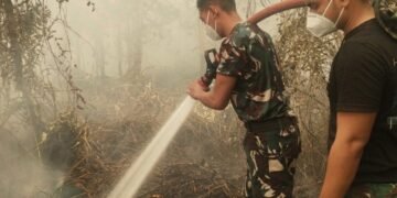 KODIM 1011/KLK LAKSANAKAN PEMADAMAN DAN PENDINGINAN KARHUTLA DI TANJUNG TARUNA