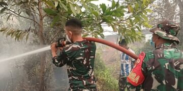 TIM KARHUTLA KODAM XXII/TB LAKSANAKAN PEMADAMAN DAN PENDINGINAN DI JALAN TALAWANG