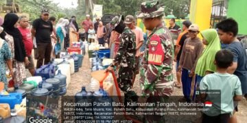 KODIM 1011/KLK DISTRIBUSIKAN AIR BERSIH UNTUK WARGA DESA TALIO MUARA