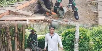 Pondasi Rumah Warga Ujung Nga Dikerjakan Bersama, Serka Maimun Turut Menuang Semen