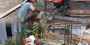 Kepedulian Babinsa Hadir di Tengah Pembangunan Rumah Warga Desa Ujung Nga