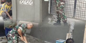 Babinsa Kodim 0105 Bantu Warga Pinem Selesaikan Pembangunan Pagar Rumah