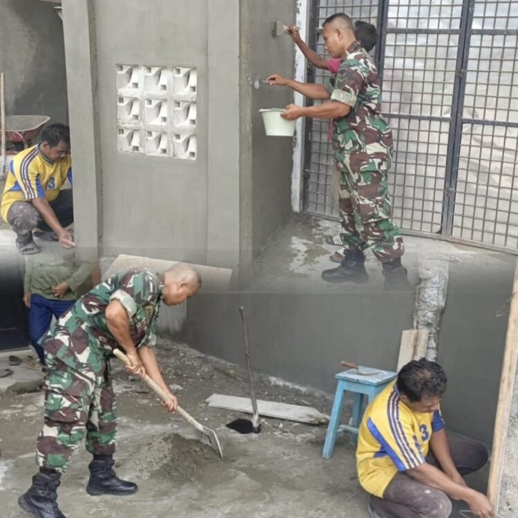 Babinsa Kodim 0105 Bantu Warga Pinem Selesaikan Pembangunan Pagar Rumah