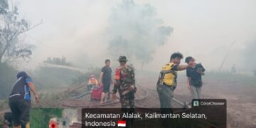 Satu Hati Melawan Api: Babinsa, Relawan, dan Warga Berhasil Kendalikan Karhutla di Kawasan Kampus UNISKA