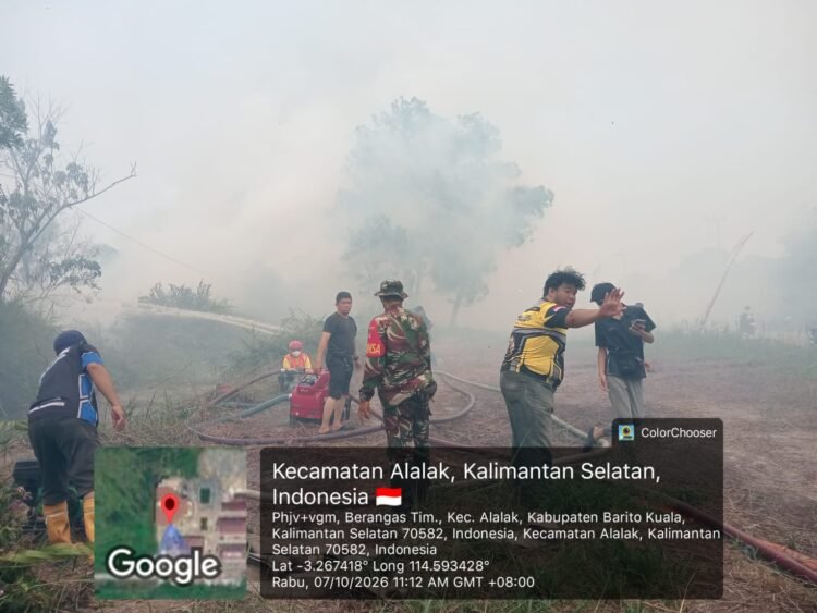 Satu Hati Melawan Api: Babinsa, Relawan, dan Warga Berhasil Kendalikan Karhutla di Kawasan Kampus UNISKA