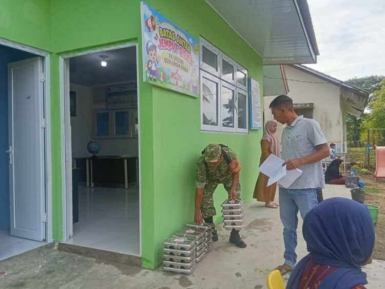Siswa TK Negeri Seulanga Dara Terima Makanan Bergizi Gratis dengan Pendampingan Babinsa