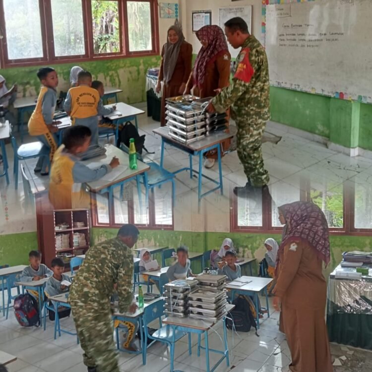 Babinsa Pante Ceureumen Kawal Distribusi MBG agar Makanan Siswa Tiba Tepat Waktu