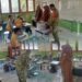 Babinsa Pante Ceureumen Kawal Distribusi MBG agar Makanan Siswa Tiba Tepat Waktu