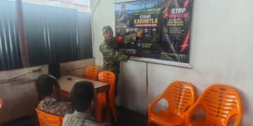 Pencegahan Karhutla Dimulai dari Warga, Babinsa Sampaikan Imbauan Saat Komsos di Simeulue