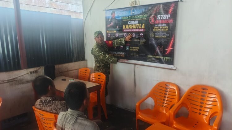 Pencegahan Karhutla Dimulai dari Warga, Babinsa Sampaikan Imbauan Saat Komsos di Simeulue